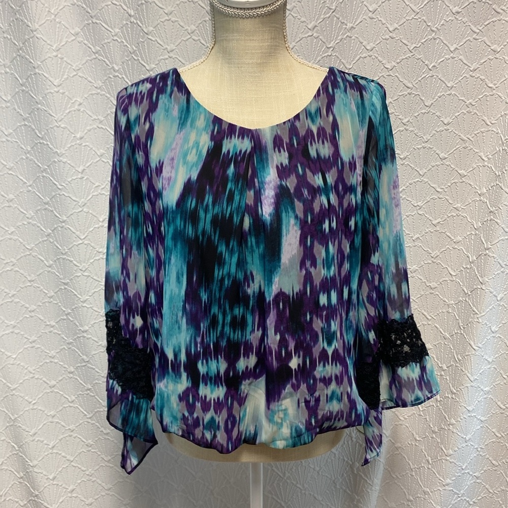 A Byer size medium purple teal black water‎ color lace detail soft flowy spring